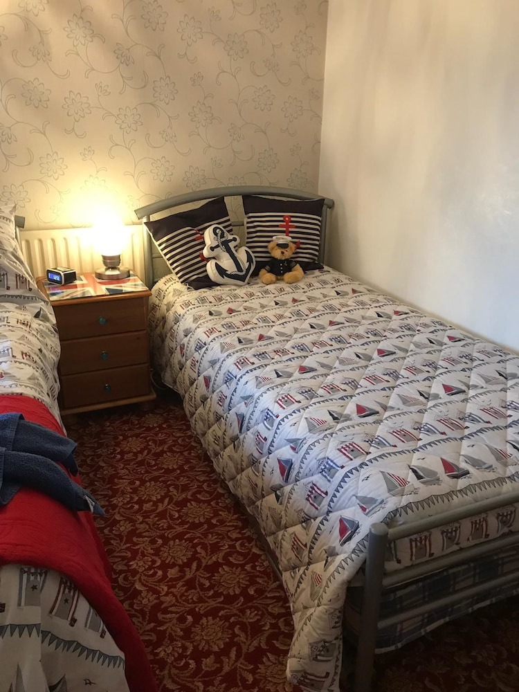 Lyndsay Guest House 13/50