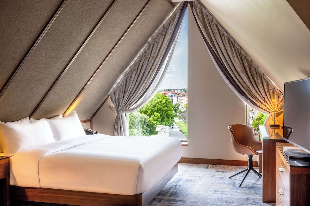 SUPERIOR, KING BED, CITY OR PARK VIEW