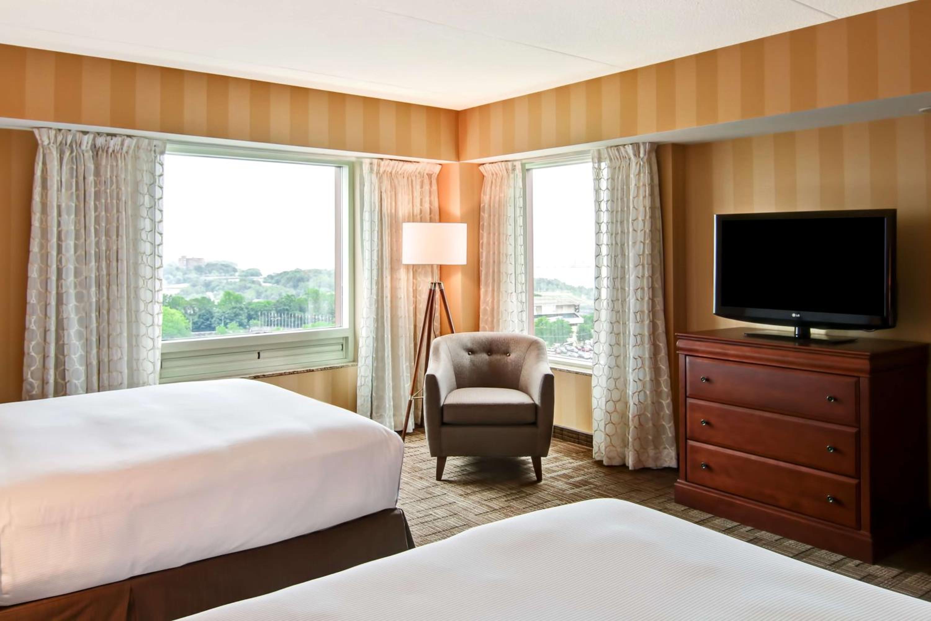 2 Rooms, Suite, King Bed, 2 Queen Beds, Us Falls View, City View