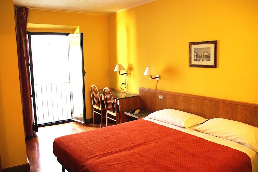 ROOM, DOUBLE BED