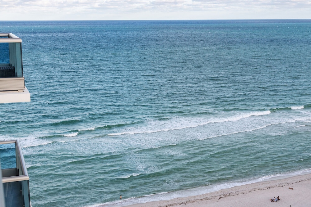 Churchill Suites Monte Carlo Miami Beach 65/76