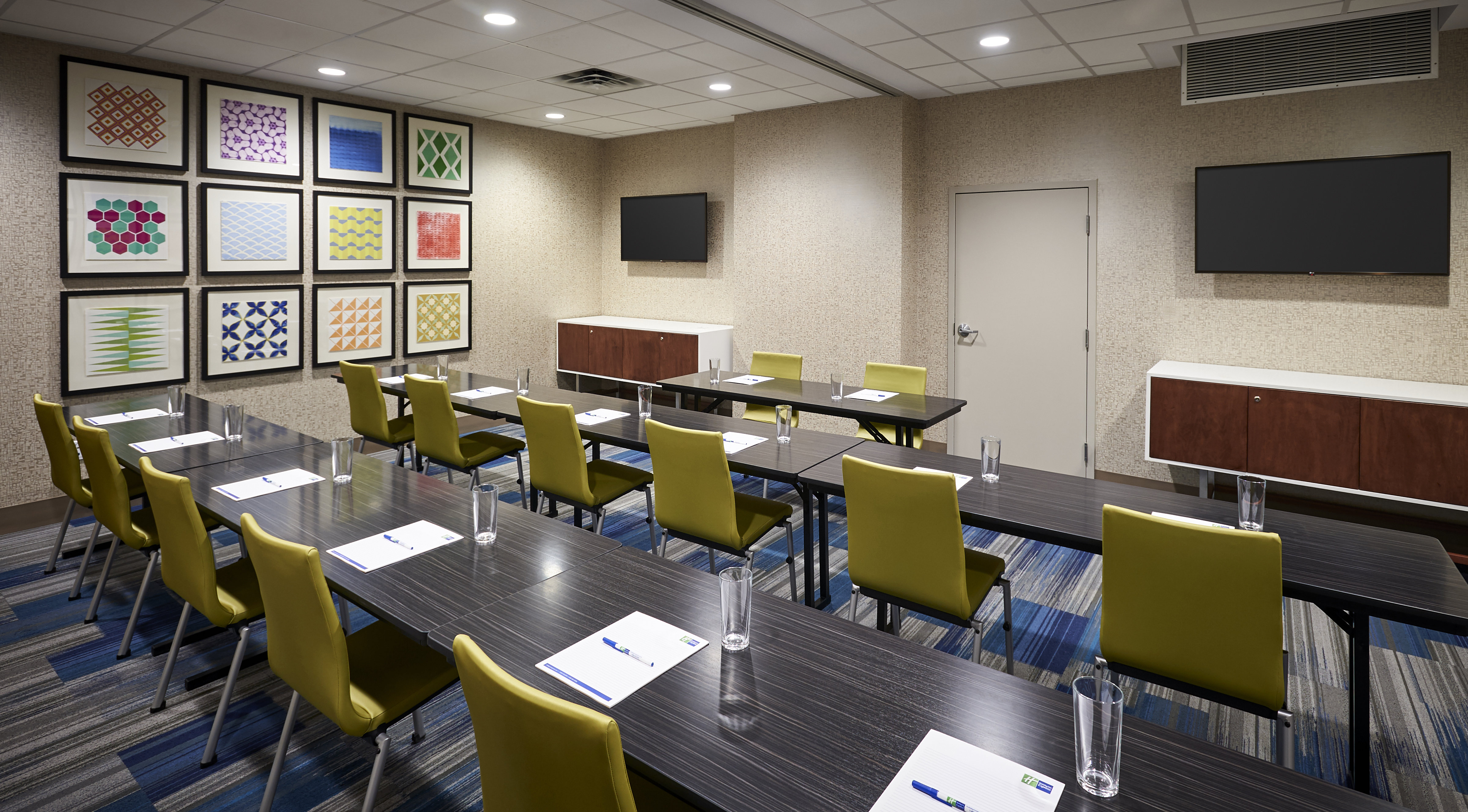 Holiday Inn Express Windsor Waterfront 57/77