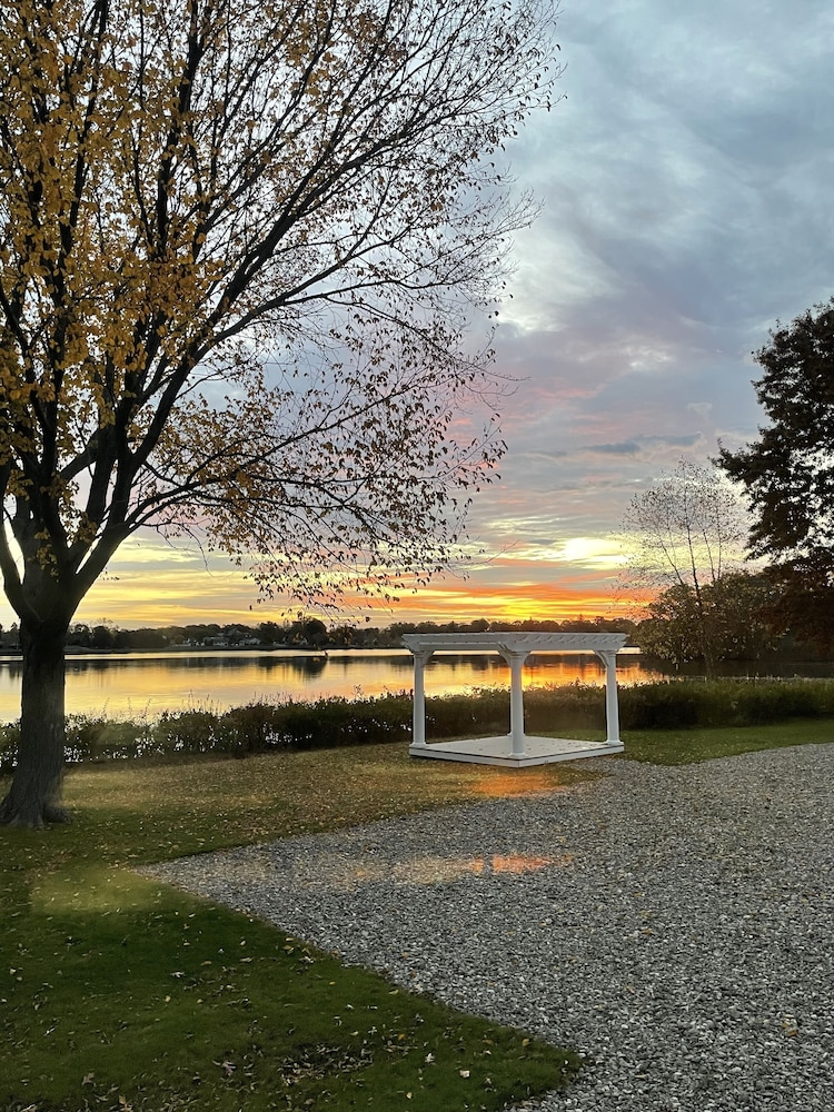 Lakeside Inn 68/73
