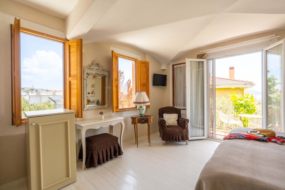Cunda Battalos Kucuk Otel 11/50