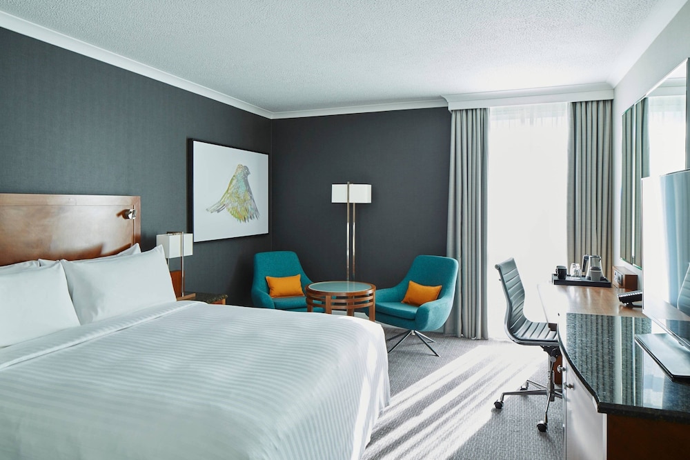 DELUXE, KING BED
