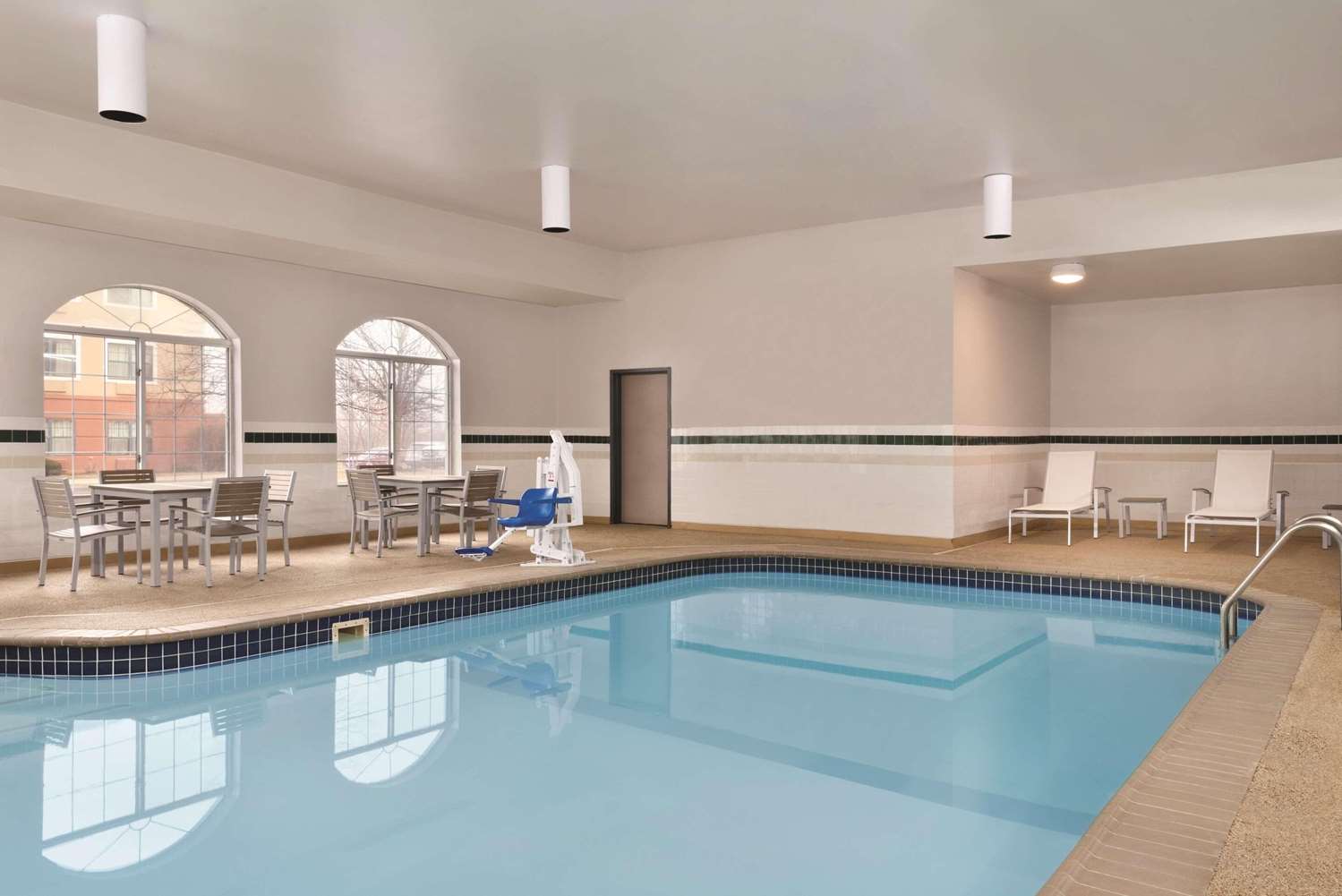 Country Inn & Suites by Radisson, Merrillville IN 17/35