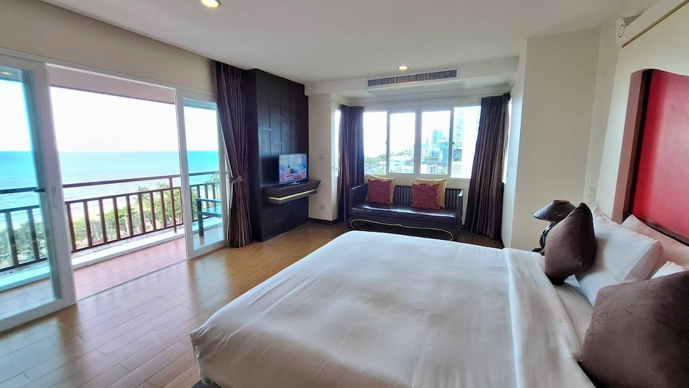 Heritage, Beach, Suite, Double Bed, on the Front