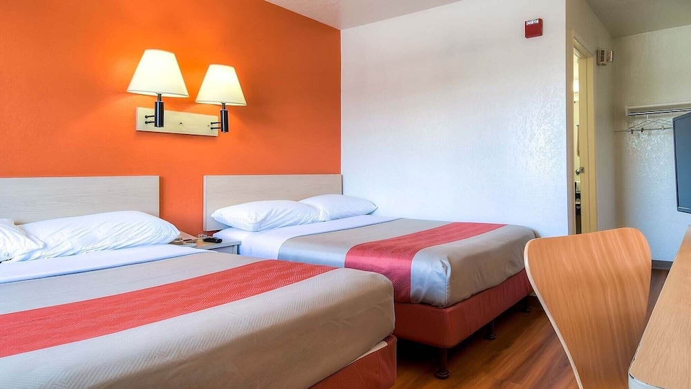 Motel6 Stanton, CA - Anaheim West 32/60