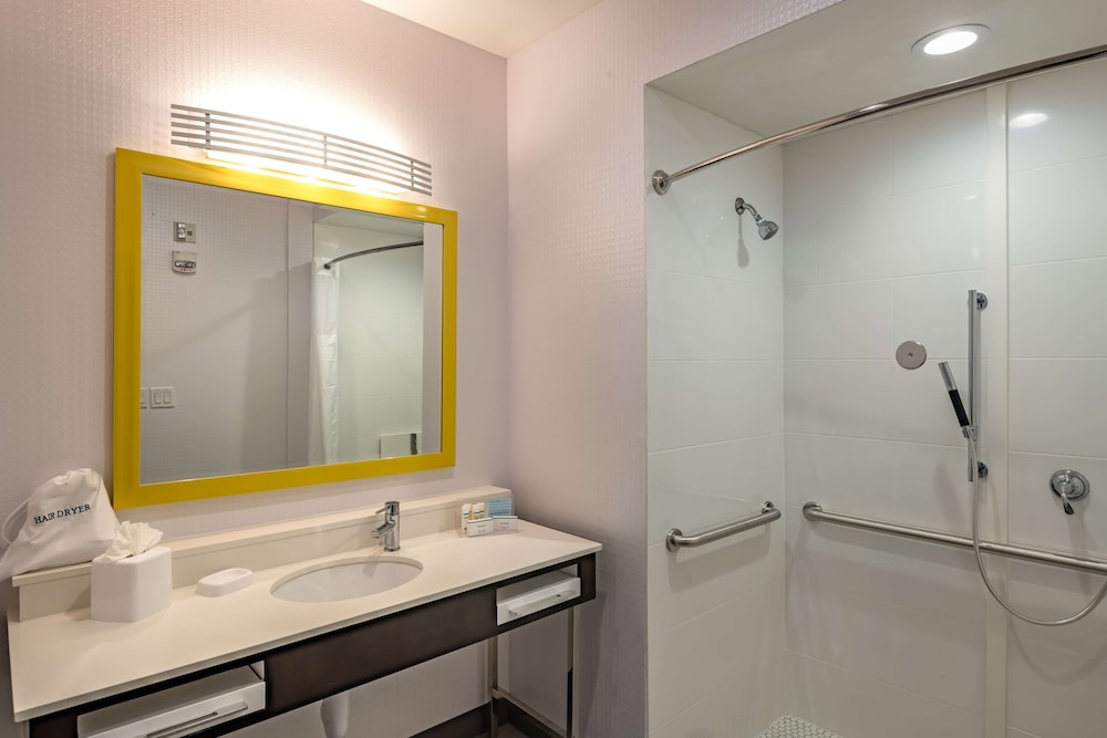 SUITE, KING BED, ACCESSIBLE