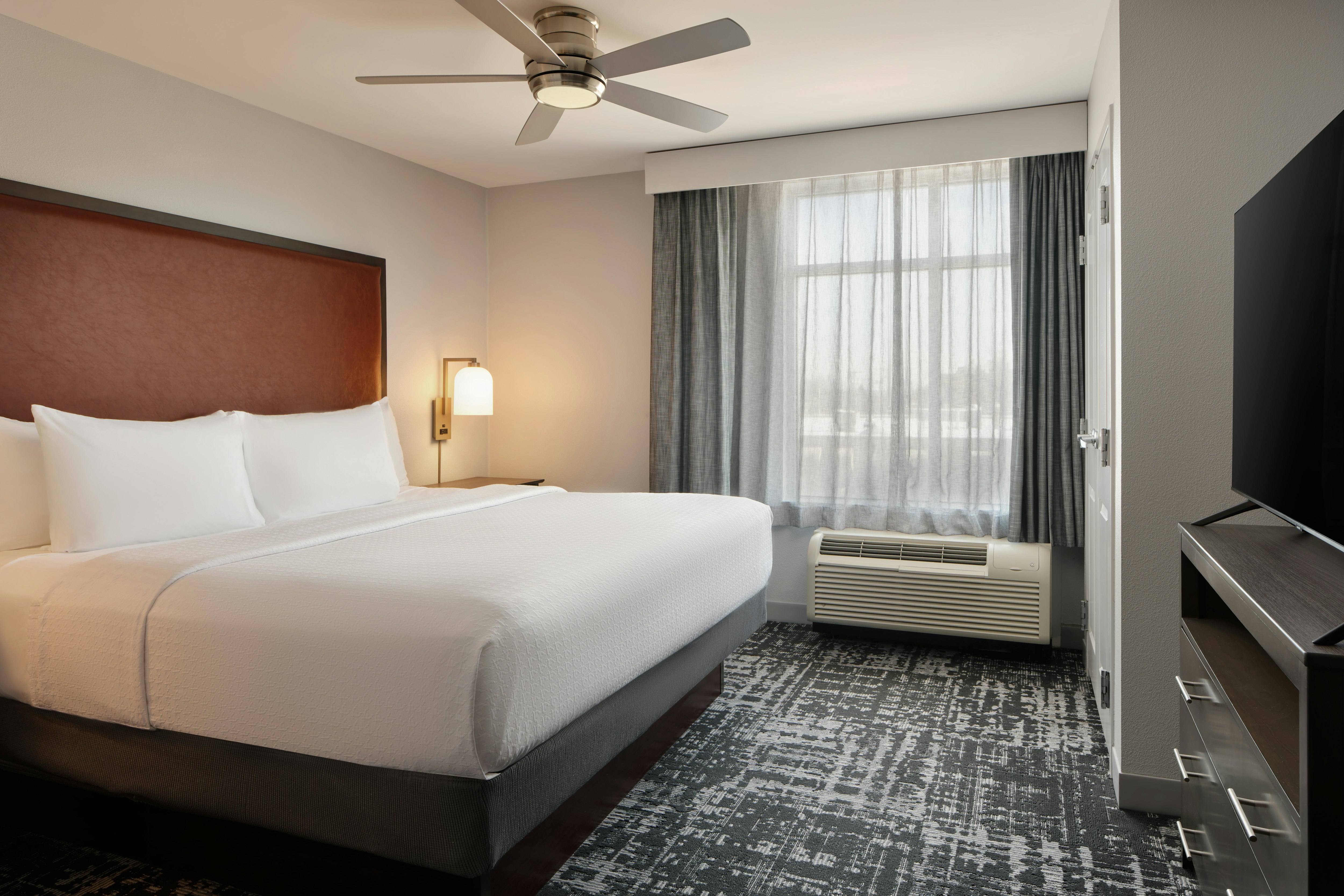 SUITE, KING BED, ACCESSIBLE