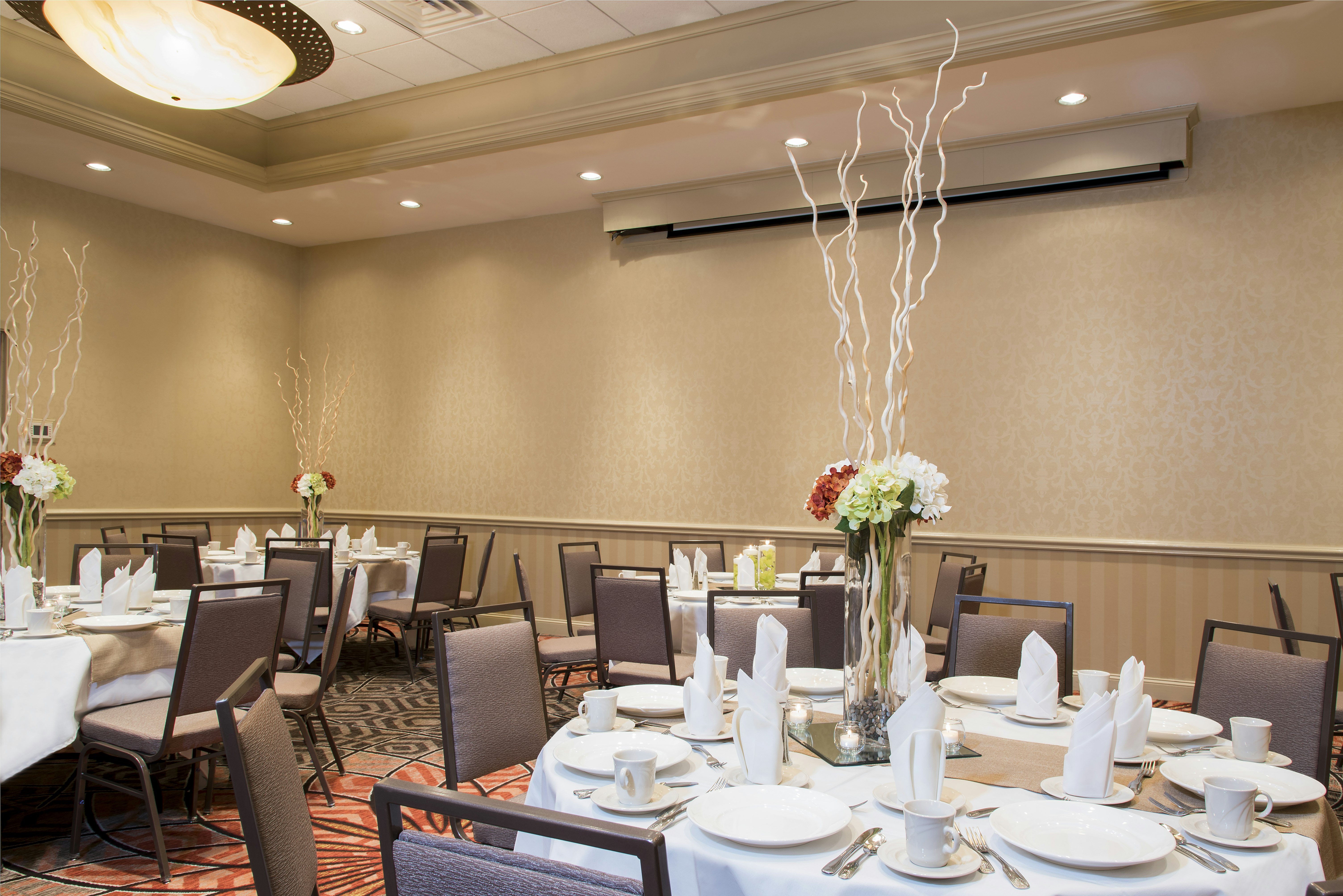 Doubletree By Hilton Hotel Grand Rapids Airport 34/53