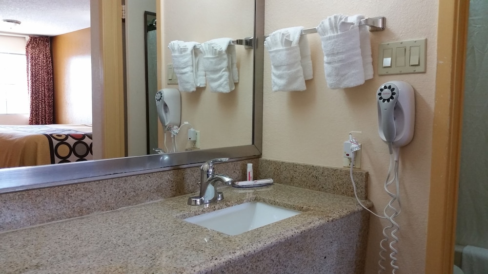 Super 8 by Wyndham Waco/Mall area TX 17/31