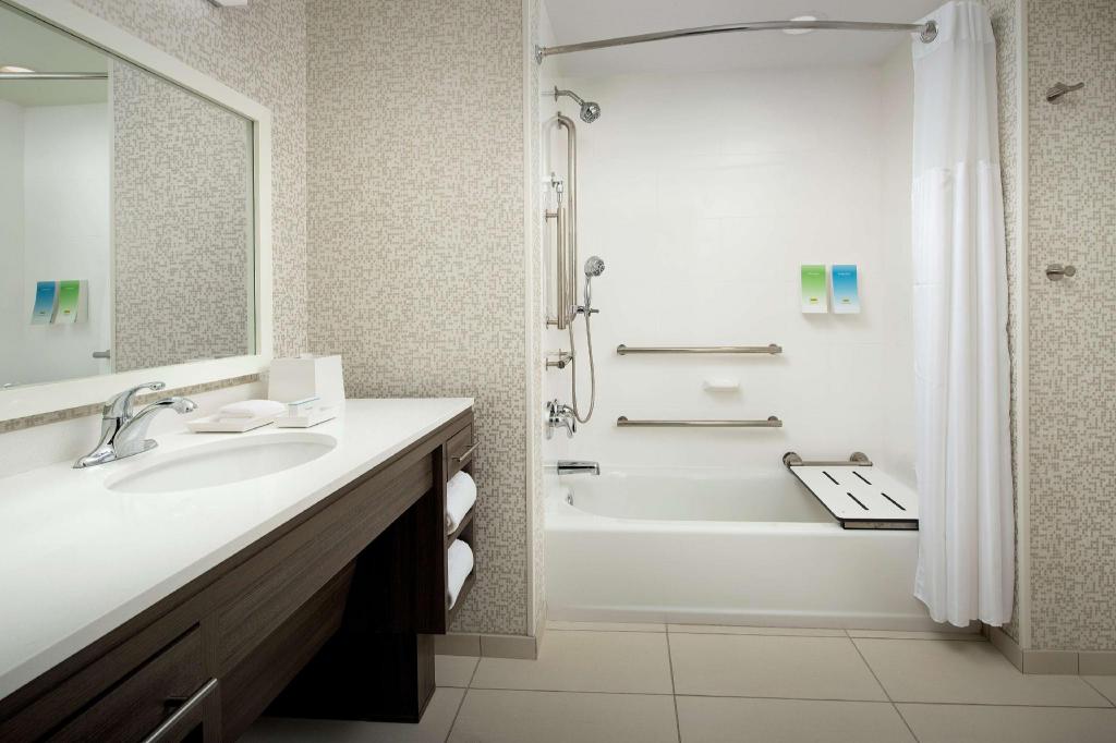 Suite, King Bed, Sofa, Accessible