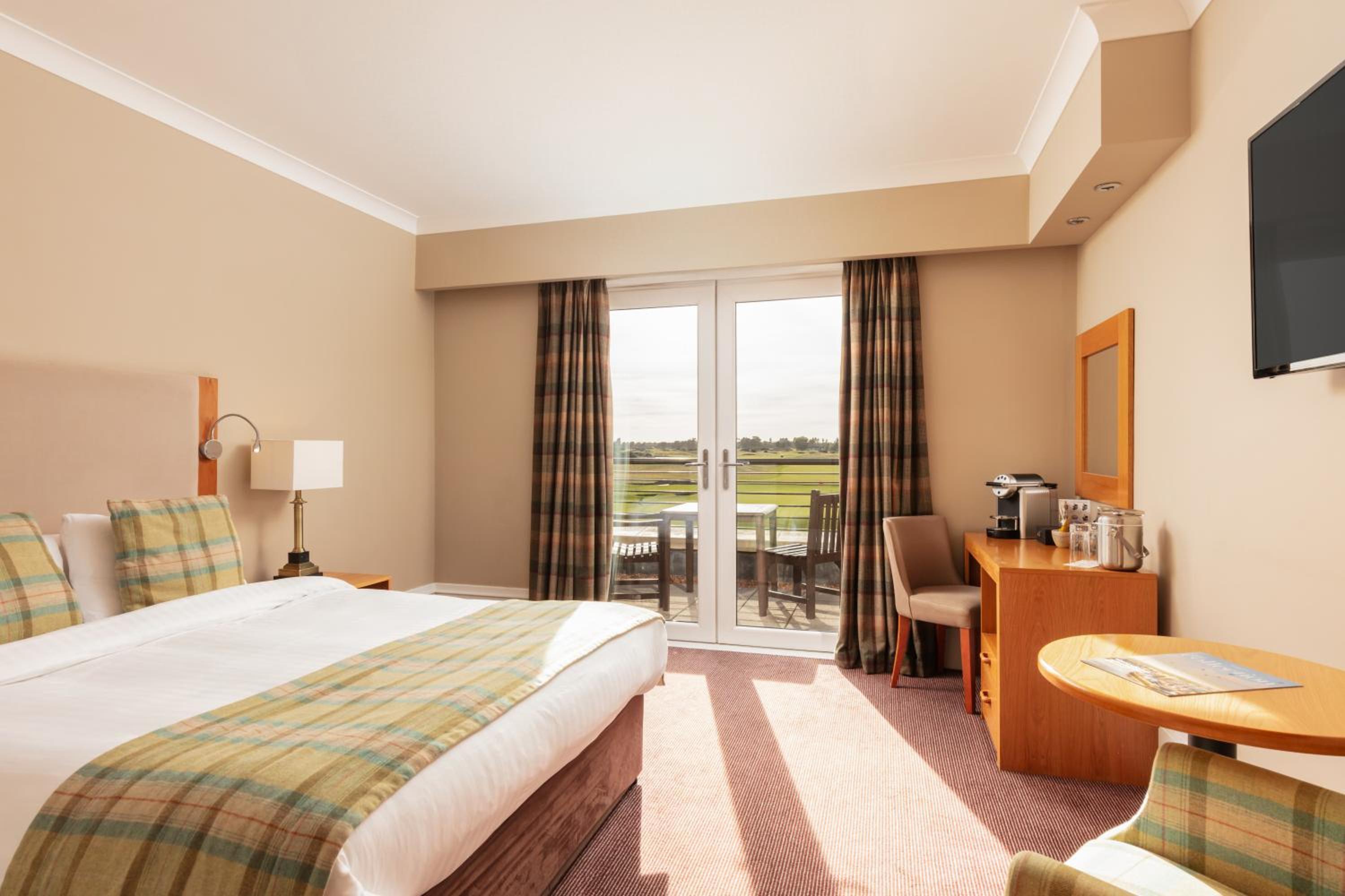 Deluxe, Double Bed, Golf Course View, Balcony