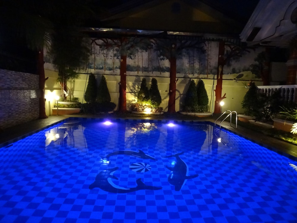 The Executive Villa Inn & Suites 37/60