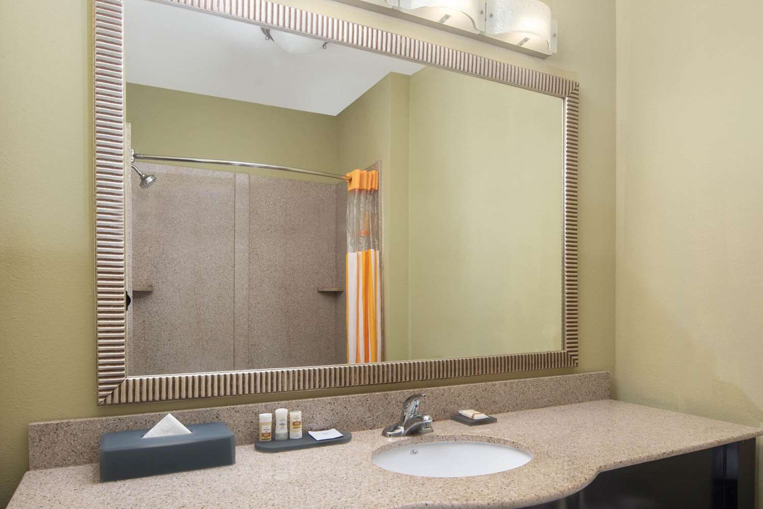La Quinta Inn and Suites by Wyndham Atlanta Union City 33/33