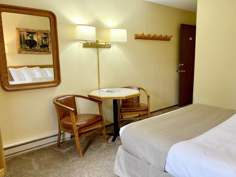 Beartooth Hideaway Inn and Cabins 23/56