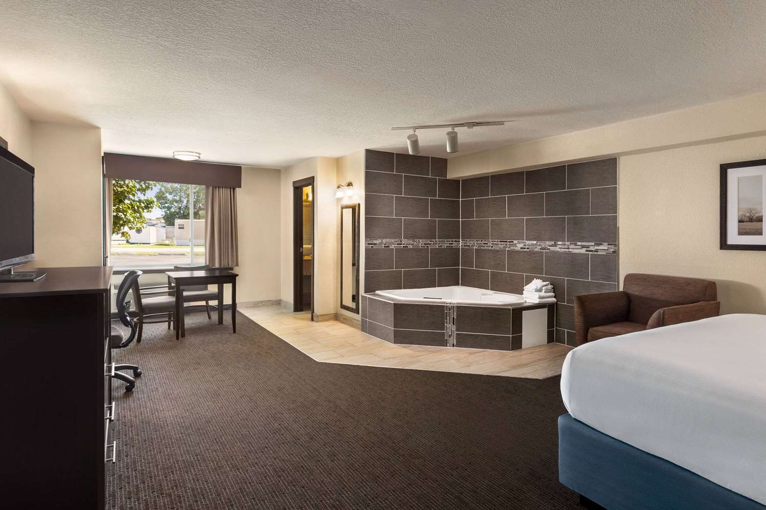 AmericInn by Wyndham La Crosse Riverfront Conference Center 16/45