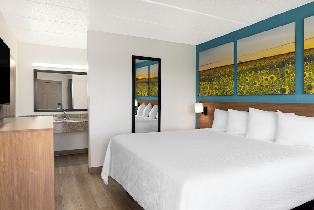 EFFICIENCY, SUITE, KING BED, ACCESSIBLE