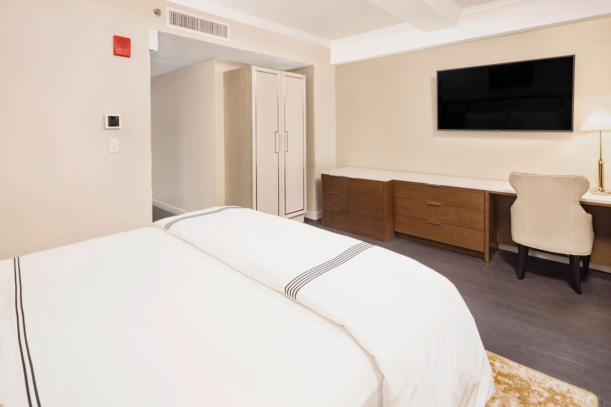 PLUS, STUDIO, KING BED, ACCESSIBLE