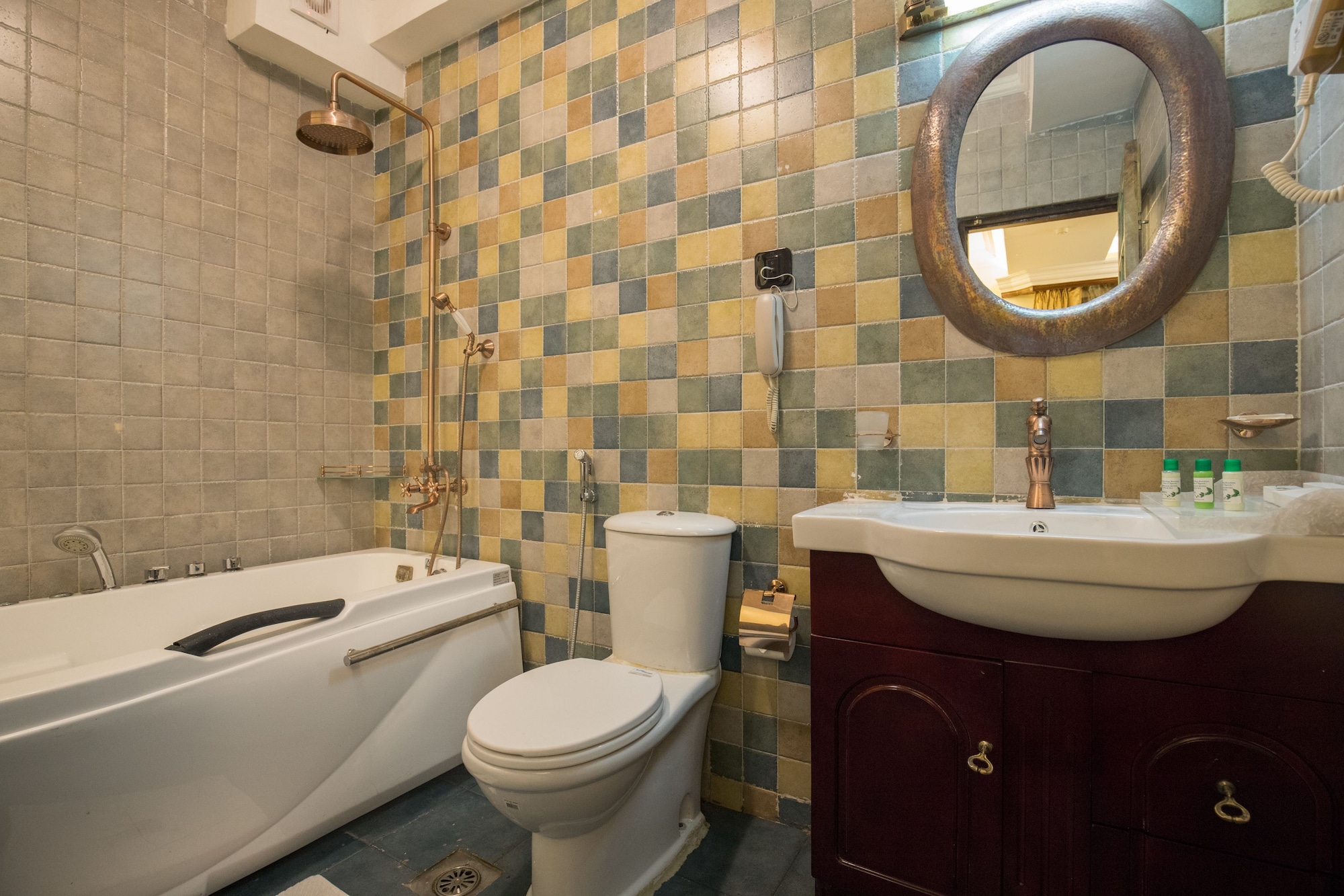 DELUXE, SUITE, BATHTUB