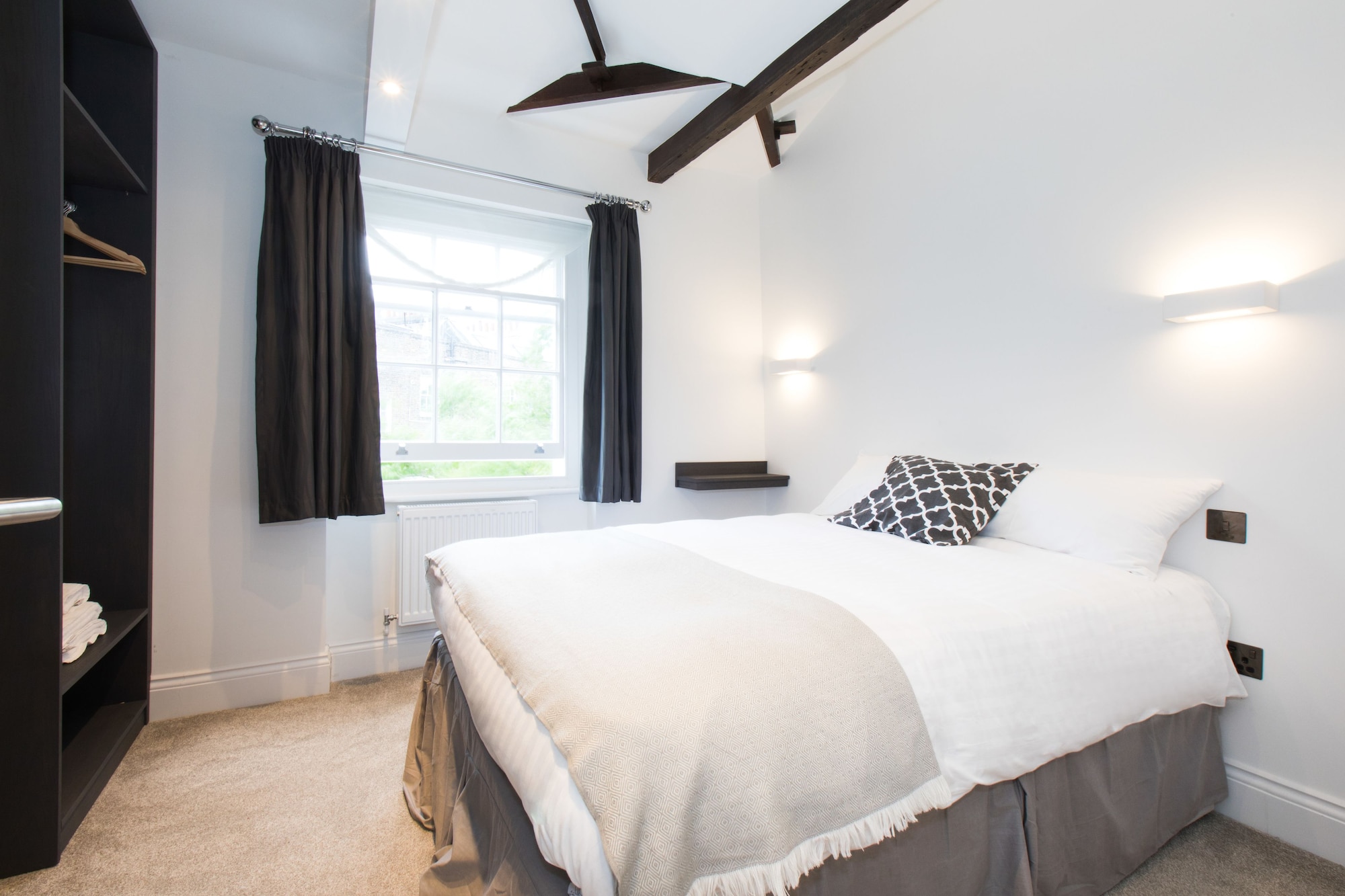 ROOM, DOUBLE BED