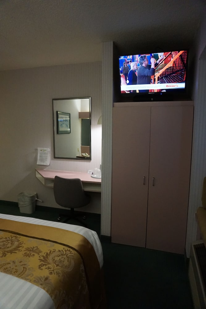 CenterWay Hotel Buffalo North Near University 13/24