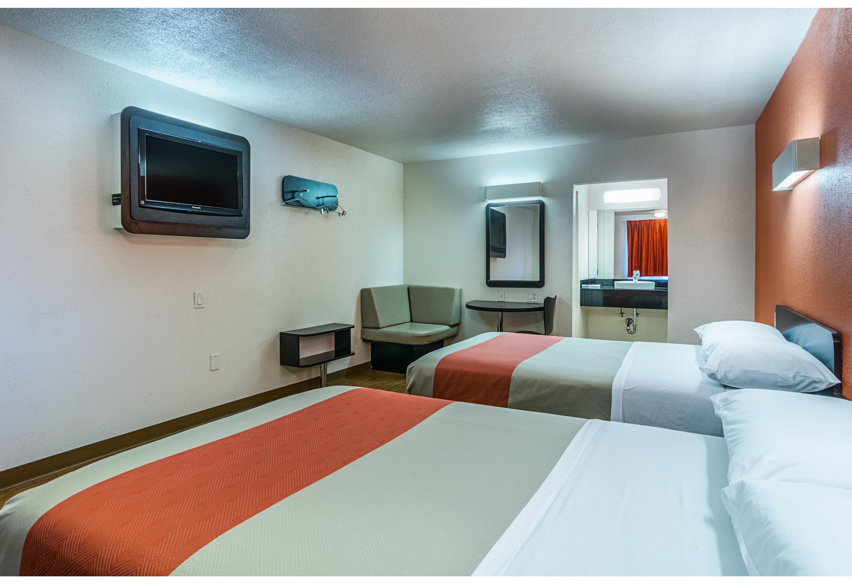 2 Full Beds - Non-Smoking
