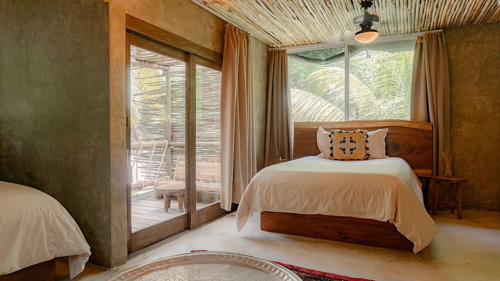 SUPERIOR, 2 QUEEN BEDS, BEACH VIEW