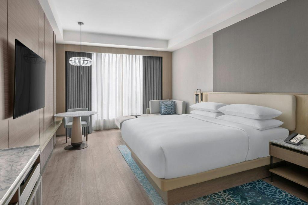 غرفة بريميير بسرير كينج بإطلالة على المدينة، Navi Mumbai Marriott Hotel 2/7