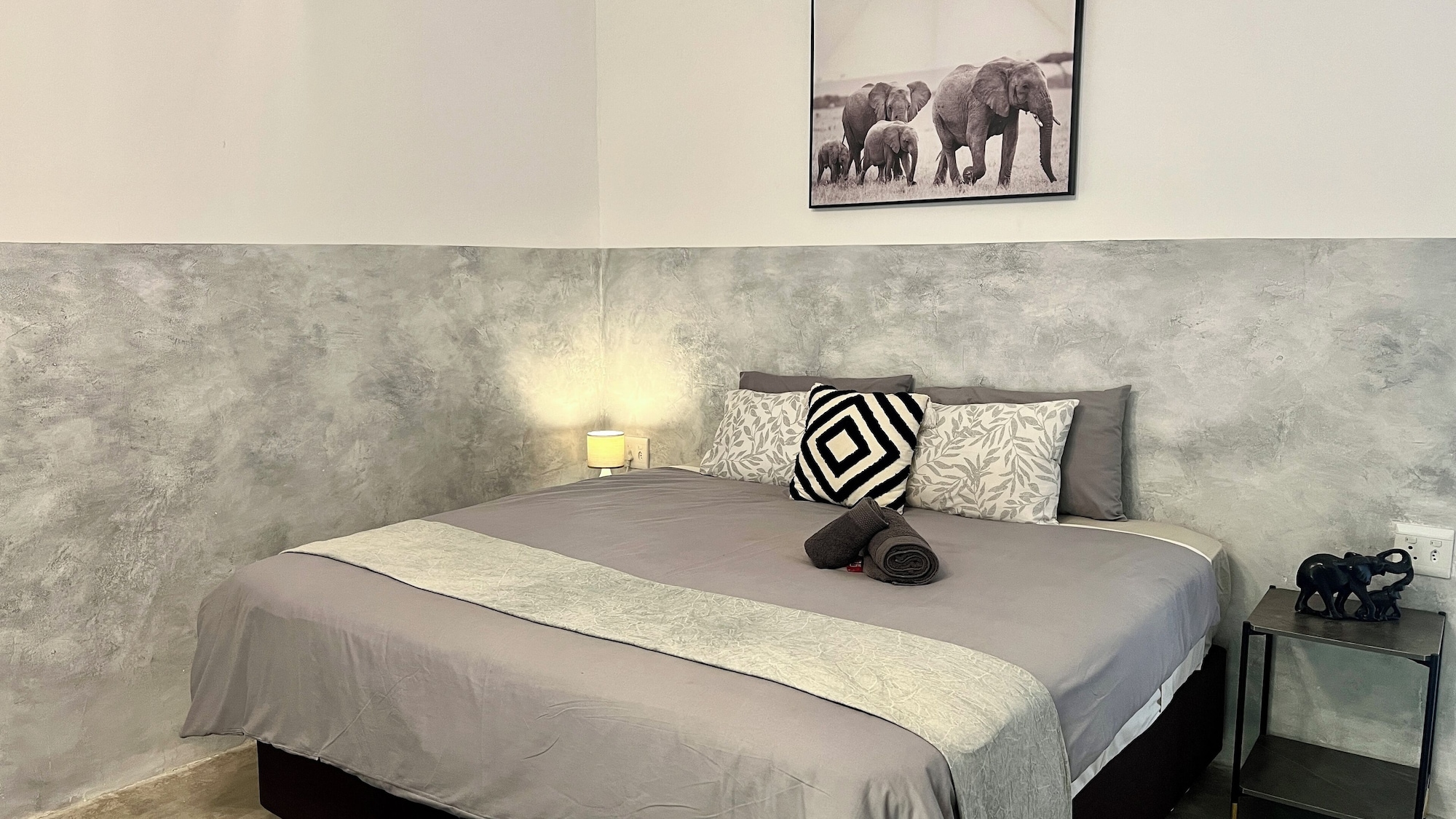 SUPERIOR, STUDIO, KING BED