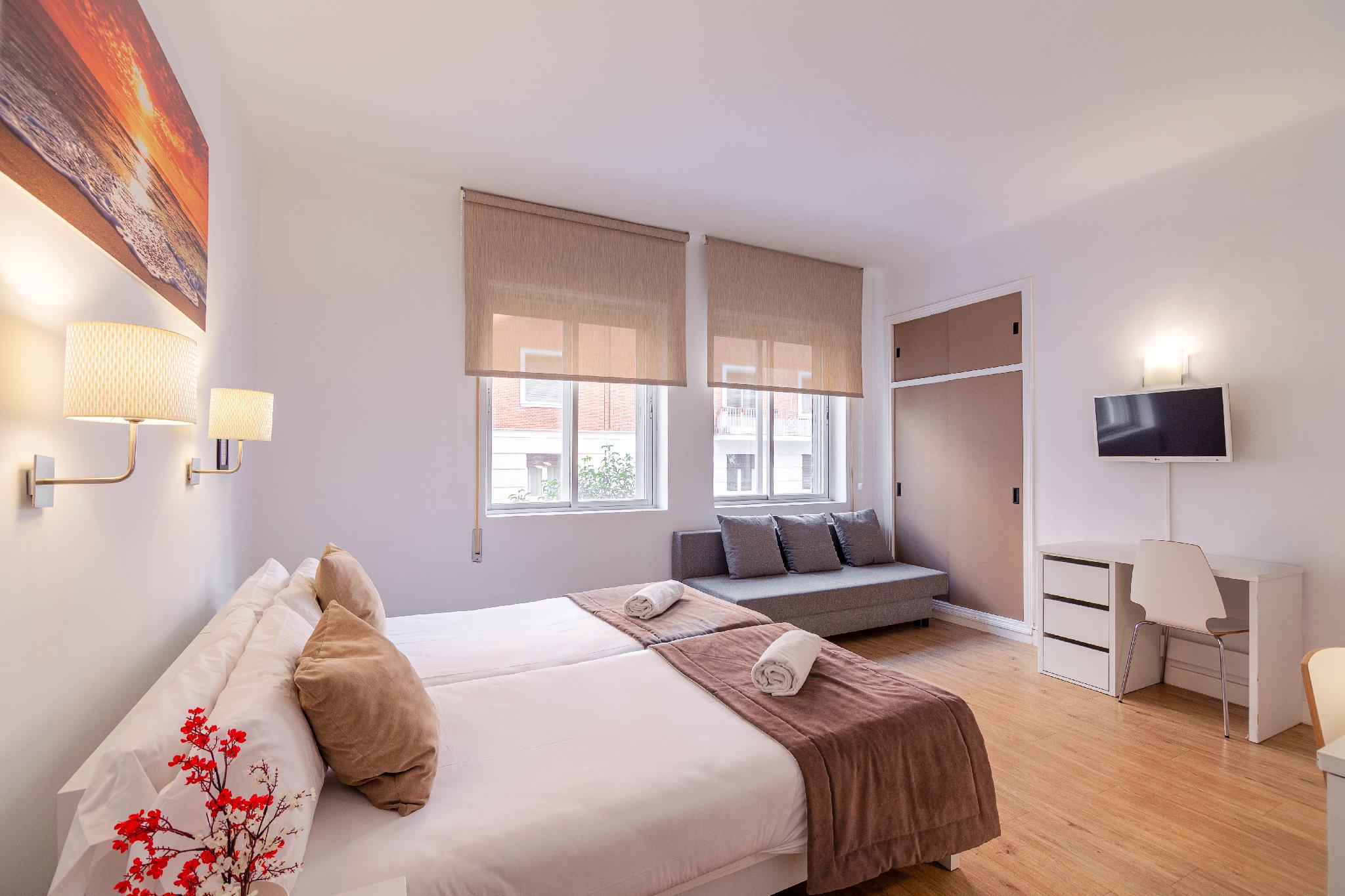 Room, Single, 2 Double Beds