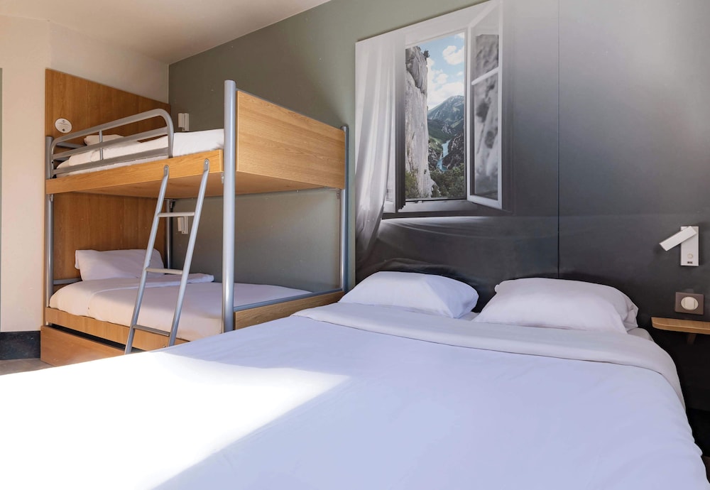 غرفة رباعية بسرير مزدوج وسريرين منفصلين، B&B Hotel Valence Sud 4/6