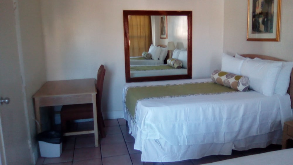 THE COLONY CLUB INN AND SUITES 20/55