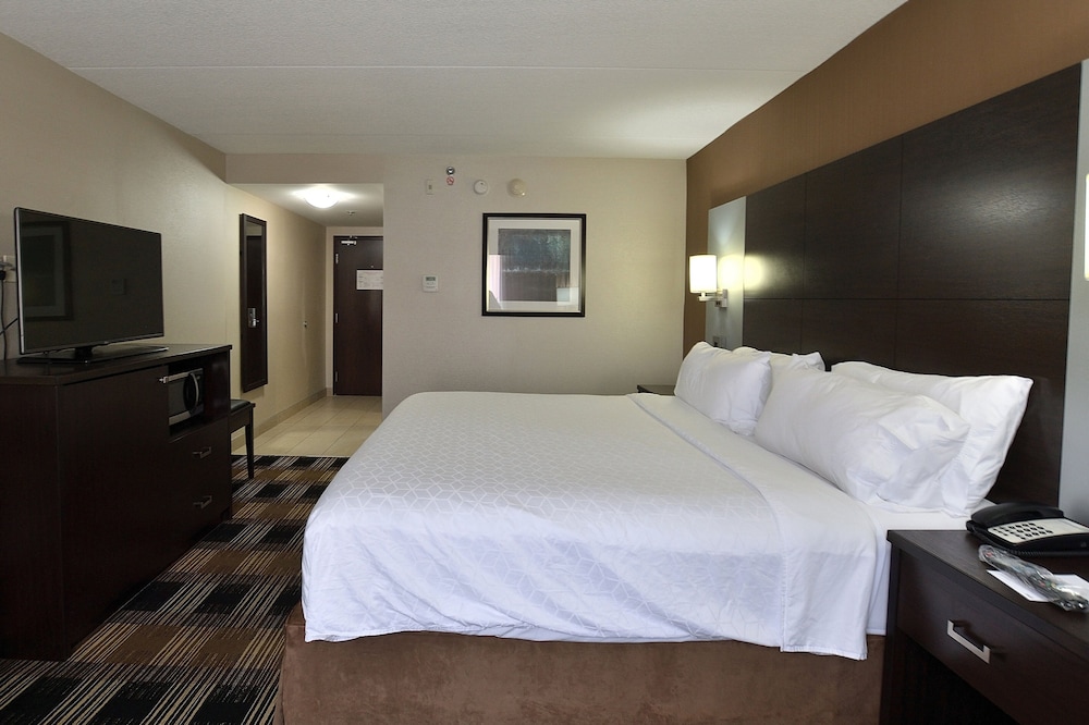 Holiday Inn Express And Suites Ottawa East Orleans 16/70