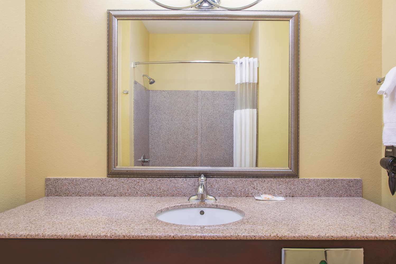 La Quinta Inn & Suites by Wyndham Tulsa Airpt / Expo Square 33/35