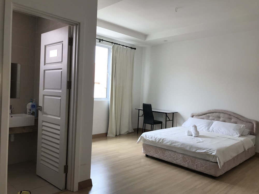ROOM, QUEEN BED, PRIVATE BATHROOM