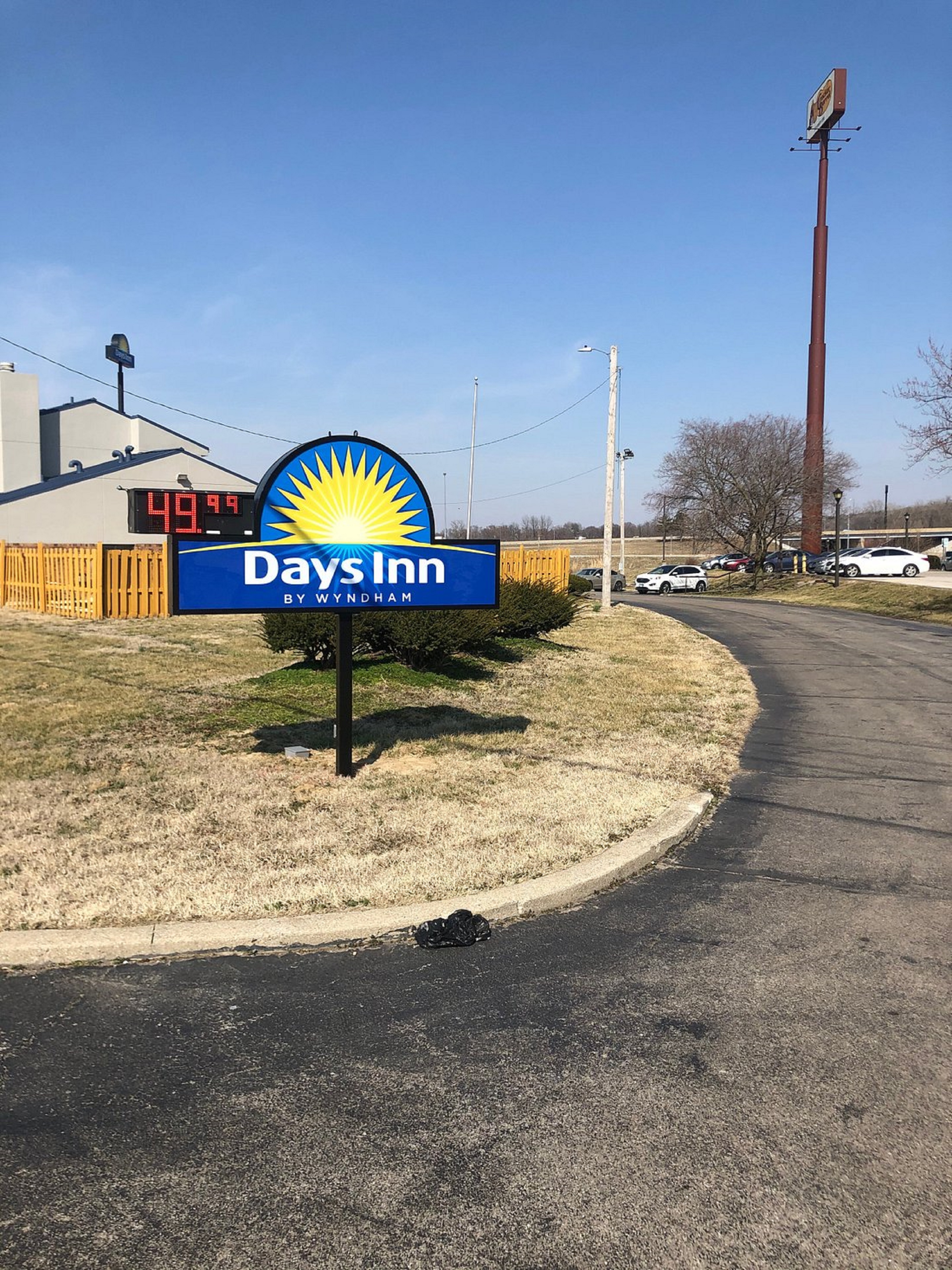 Days Inn & Suites by Wyndham Caseyville 20/20