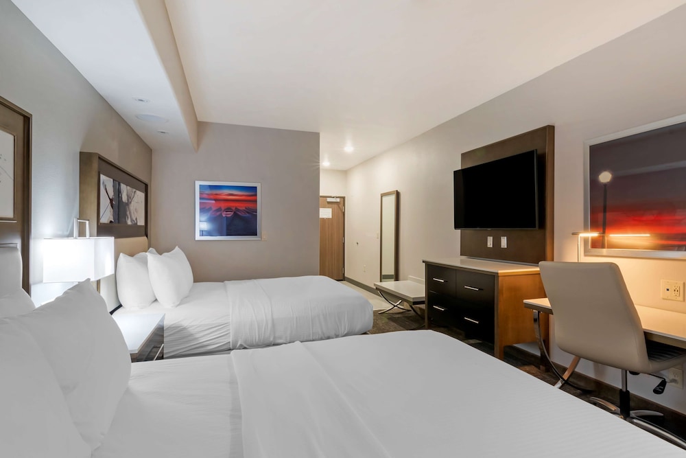 Best Western Premier Liberty Inn & Suites 13/48