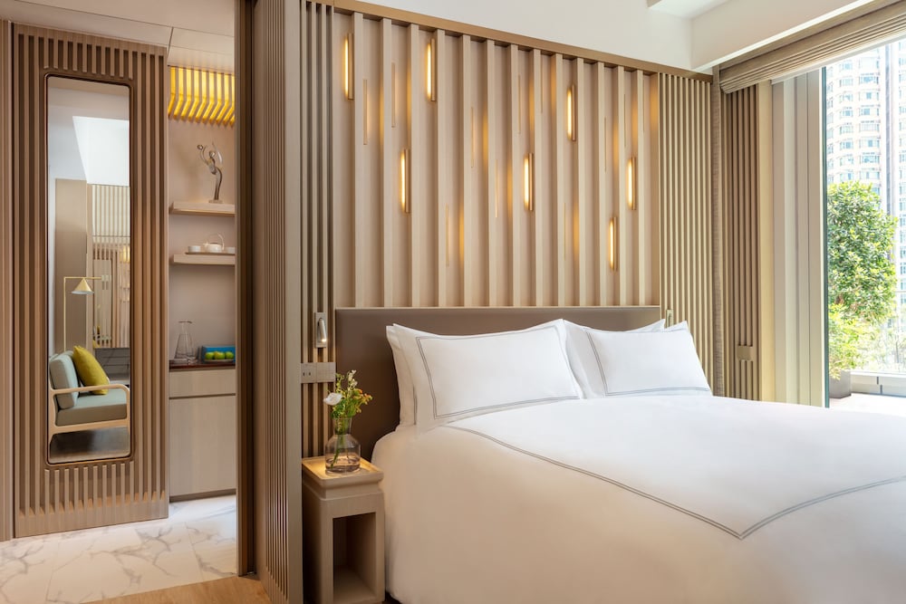 LUXURY, EXECUTIVE, KING BED, JETTED TUB, TERRACE, LOUNGE ACCESS