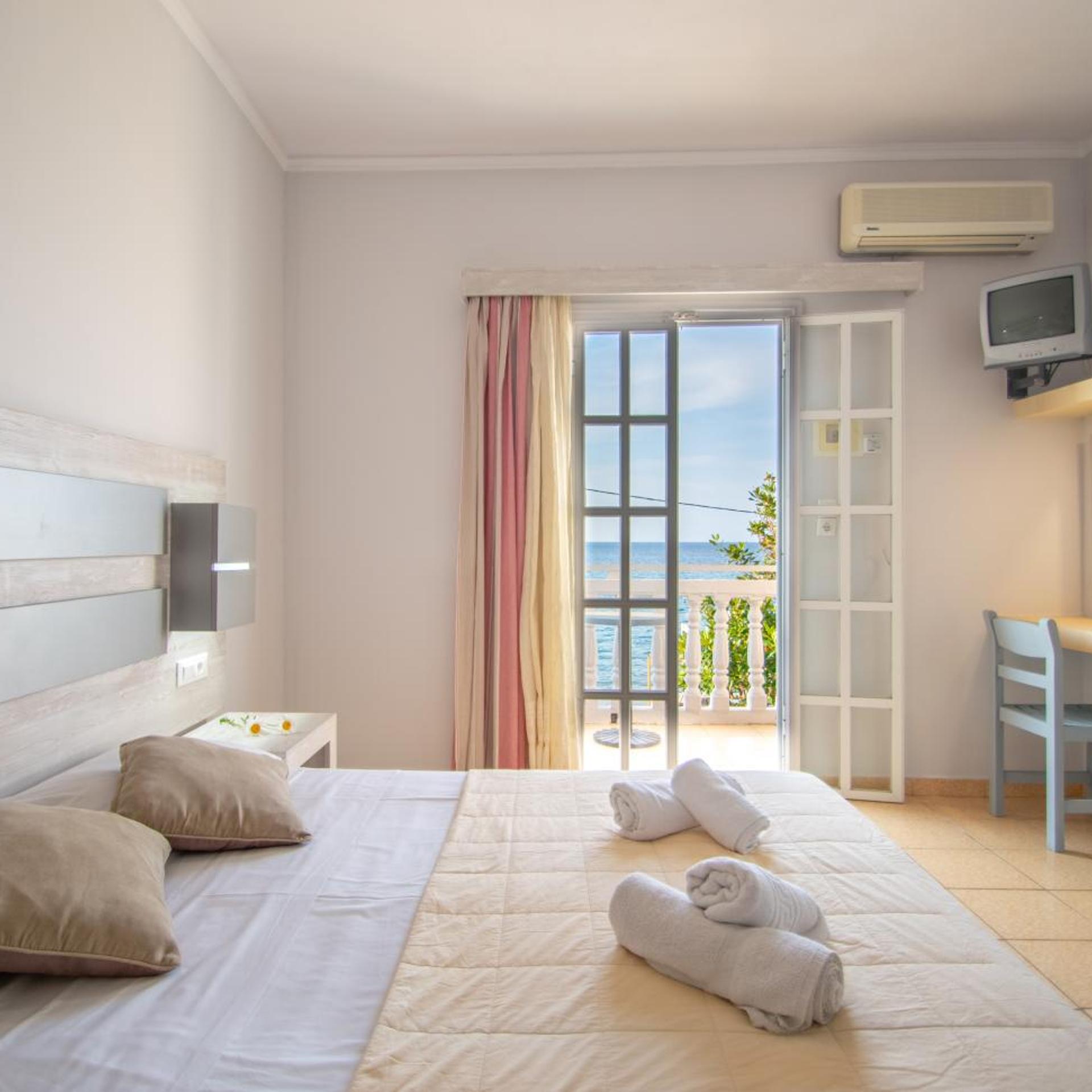 Standard, Double or Twin Bed, Lateral Side Sea View