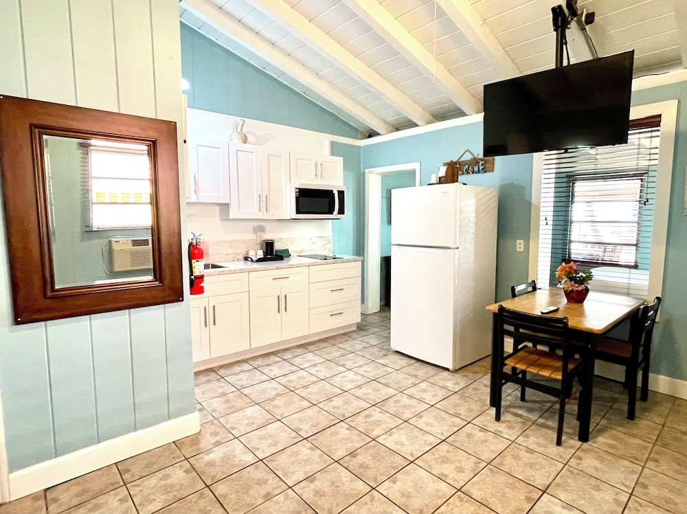 The Pelican Key Largo Cottages 10/76