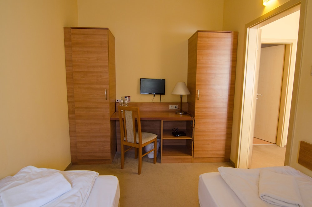 CIVITAS BOUTIQUE HOTEL 74/79