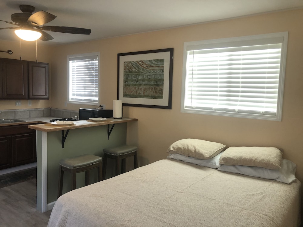 BUNGALOW, KITCHENETTE, BATHTUB