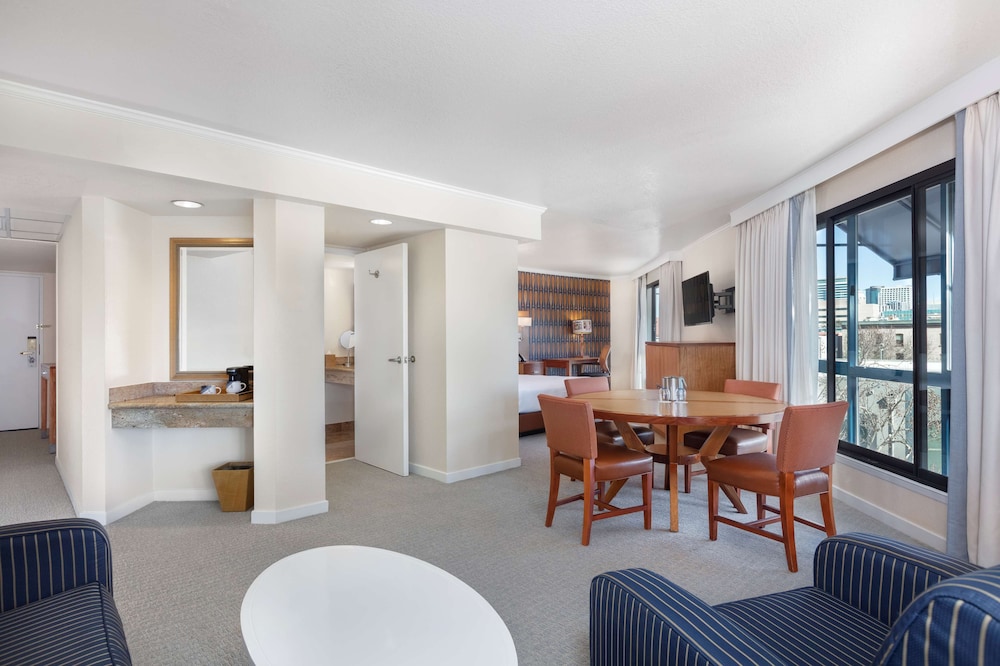 Waterfront Hotel - JDV by Hyatt 49/55