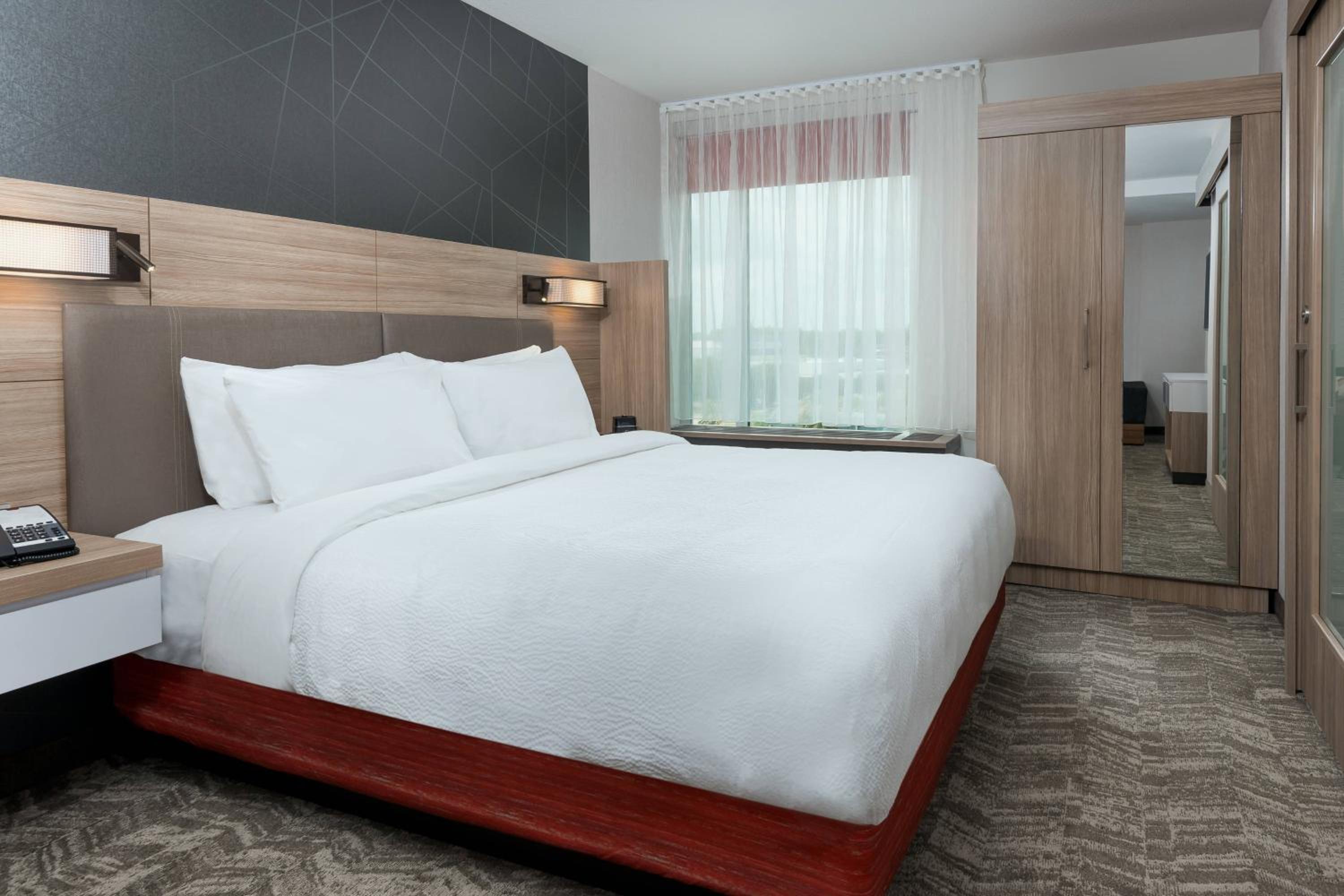 جناح بسرير كوين مع سرير سحّاب إضافي لذوي الإعاقة، SpringHill Suites by Marriott Lakeland 2/10