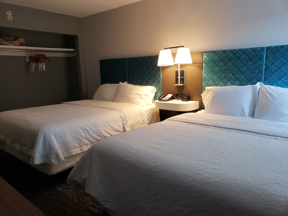 Hampton Inn Suites Newtown 21/57