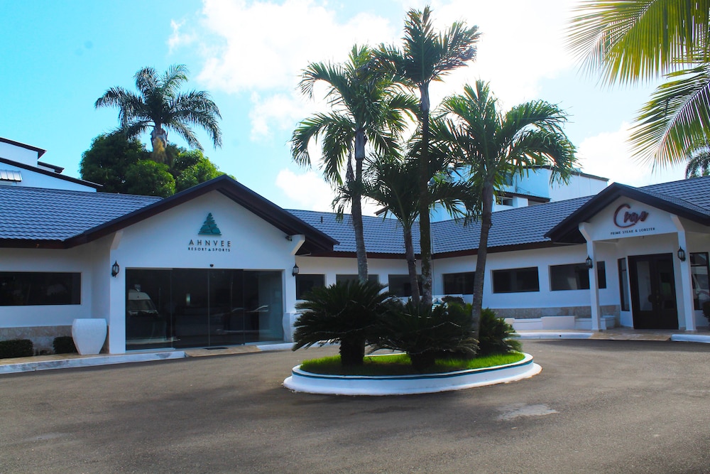 AHNVEE RESORT & SPORTS 48/52