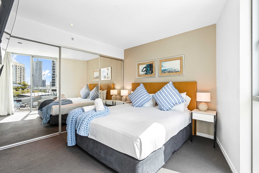 2 Bedrooms, Apartment, King and Twin Beds, City View, 2 Bathrooms, Sofa