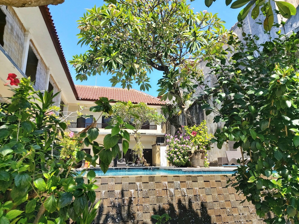 Radha Bali Hotel 68/70